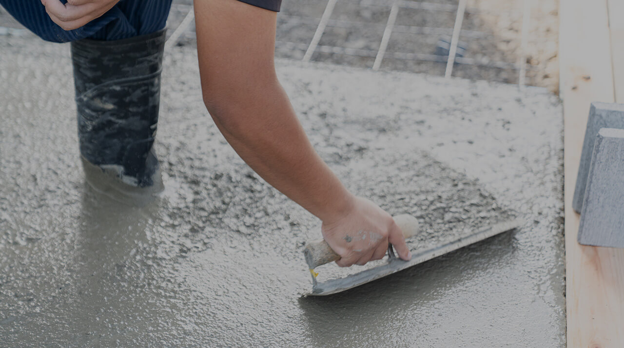 職人がコンクリートをならしている様子