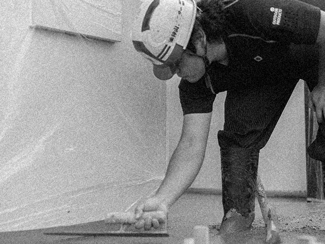 コンクリート打設作業中の職人