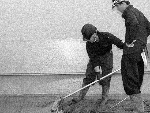 打設作業中の職人