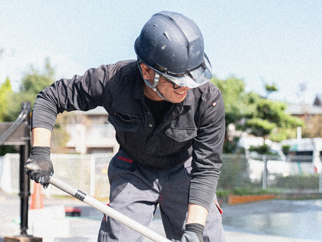 コンクリート打設作業中の職人